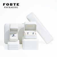 Boîte à bijoux FORTE en cuir PU blanc de luxe d'usine Boîtes d'emballage avec logo personnalisé Boîtes à bagues en cuir PU pour bijoux bracelet et collier