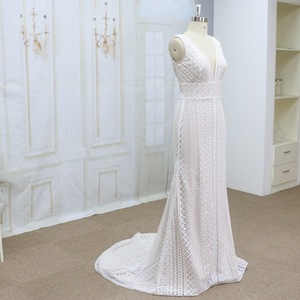 Vestido de Novia Moderno de Encaje <span class=keywords><strong>Chantilly</strong></span> Completo <span class=keywords><strong>con</strong></span> Diseño de Escote en V Profundo y Cola Capilla Larga hasta el Suelo - Product Image 4