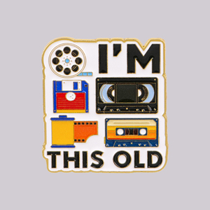 I'm THIS OLD Épinglette en émail 3D nickel noir avec citation rétro, unisexe, pour badges, sacs à dos, vêtements, accessoires et bijoux de mode - Product Image 1
