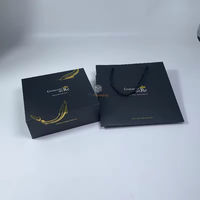 Boîte cadeau rigide noire mate pour caviar avec logo en feuille d'or, insert en mousse découpé sur mesure pour boîtes de caviar et ensemble de cuillères de service