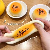 Jouet Squishy Créatif en TPR en Forme de Pâtisserie aux Fruits, à Remontée Lente, avec Jaune d'Œuf Fluide, Imprimé UV, Portable, Anti-Stress, pour Enfants, Vente en Gros