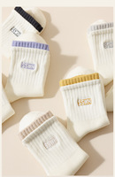 Chaussettes de sport mi-mollet en coton blanc pour femmes personnalisées de haute qualité automne hiver chaussettes respirantes anti-odeur à broderie désossée