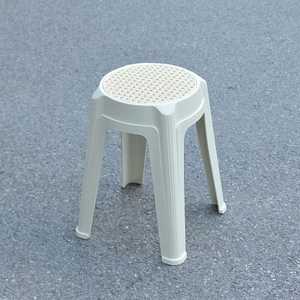 Tabouret rond empilable avec siège en plastique durable, design simple et léger - Product Image 3