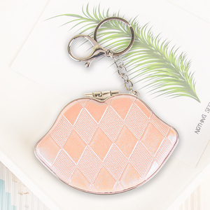 Miroir compact chic en forme de lèvres, matelassé, en cuir PU, avec garniture chromée argentée, pliable, double face, en verre HD, format poche - Product Image 1