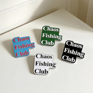 Broches personnalisées carrées en métal avec lettres émaillées de diverses couleurs et attache papillon - Product Image 1
