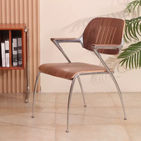 Chaise à dossier simple en acier inoxydable vintage, style rétro, avec un toucher de luxe léger et une touche haut de gamme, fauteuil design