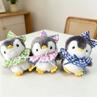Porte-clés en peluche pingouin personnalisé en gros, pendentif décoratif pour sac à dos, poupée en peluche pingouin à carreaux, cadeau d'anniversaire