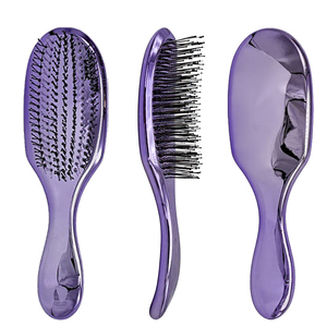 Brosse démêlante de luxe personnalisée pour femme, en ABS, avec poils en nylon doux, finition métallisée brillante et électroplaquée - Product Image 1