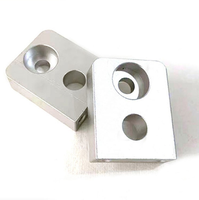 Plaque de support en aluminium/acier inoxydable anodisé noir usinée CNC sur mesure et brochée pour appareils optiques et électroniques