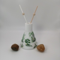 Diffuseur de luxe 100 ml en verre du Zhejiang avec bâtonnets en rotin naturel, logo personnalisé sérigraphié par transfert thermique, bouchon en liège ambré et cône inversé