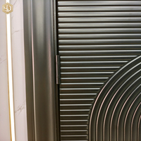 Porte en bois rayée noire et dorée moderne, porte de sécurité intérieure et extérieure de luxe avec un design texturé élégant pour la maison et le bureau