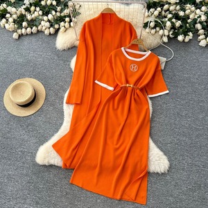 Ensemble robe tricotée et manteau long à nouer à la taille avec broderie colorblock, vente en gros du fabricant - Product Image 1