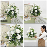 Boule florale en gros de roses blanches et cerisiers pour décoration de mariage, centre de table floral pour mariage