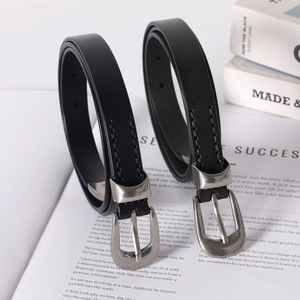<span class=keywords><strong>Ceinture</strong></span> fine en <span class=keywords><strong>cuir</strong></span> de vachette pour <span class=keywords><strong>femme</strong></span> avec <span class=keywords><strong>boucle</strong></span> ardillon en alliage et accents <span class=keywords><strong>argent</strong></span>és, design chaîne décorative pour la taille - Product Image 1