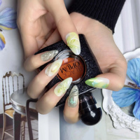 Faux ongles à presser effet dégradé vert matcha, papillons 3D et feuille d'or, motifs peints à la main, fournitures pour ongles en gros pour supermarchés