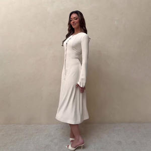 Robe longue élégante unie à col rond et boutonnée sur le devant, à manches longues, avec ceinture à nouer, coupe trapèze pour femme - Product Image 3