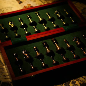 Scacchiera pieghevole <span class=keywords><strong>in</strong></span> <span class=keywords><strong>legno</strong></span> retrò stile europeo di fascia alta con pezzi di metallo acrilico gioco per bambini perfetto regalo per bambini ornamento - Product Image 2