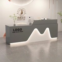 Comptoir de réception moderne sur mesure pour salon de beauté, spa, salle de sport - Design en bois courbé blanc avec éclairage LED, robuste, écologique, dossier solide