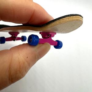 Juego de gráficos originales al por mayor para patineta de dedos con transferencia de calor UV y herramientas - Product Image 3