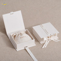 Scatola regalo di gioielli in carta con nastro di lusso in stile libro Eco Beige e riciclabile Auralux