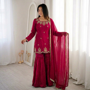 Ensemble VISHNU K DESIGNS TOP SHARARA DUPATTA en Soie Fandy Vintage Broderie Pailletée Séchage Rapide pour Cérémonie de Remise des Diplômes et Fête Longueur Genou - Product Image 1