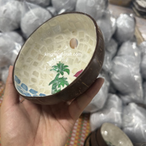 Vente en gros de bols de noix de coco faits à la main écologiques avec finition laquée | Bol de cuisine naturel d'origine vietnamienne - Product Image 3