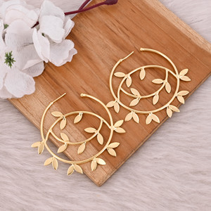 Boucles d'oreilles créoles feuille en laiton plaqué or de haute qualité faites à la main Lot de 25 paires élégantes en gros pour les femmes pour les mariages et les fêtes - Product Image 2
