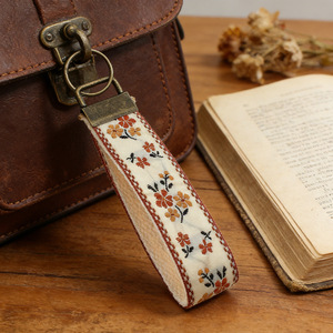 <span class=keywords><strong>Porte</strong></span>-clés <span class=keywords><strong>en</strong></span> tissu brodé floral durable, <span class=keywords><strong>porte</strong></span>-clés de voiture, <span class=keywords><strong>porte</strong></span>-clés <span class=keywords><strong>fait</strong></span> <span class=keywords><strong>main</strong></span>, cadeau d'anniversaire pour femme - Product Image 3