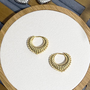 Pendientes de aro de oro de 18 quilates, pendientes de croissant retorcidos con aro Huggie chapado en oro, pendientes de aro pequeños para mujer, regalos de joyería - Product Image 6