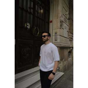 Camiseta de Hombre 100% Algodón Orgánico, Blanca, Estilo Básico con Estampado Gráfico en la Manga, Método de Serigrafía, Diseño Sólido - Product Image 1