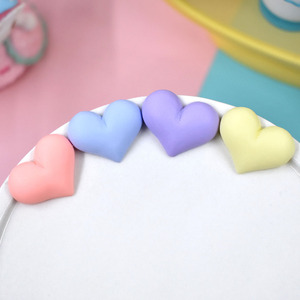 Nouveauté : Pendentif miniature en résine peint à la main sur le thème de Noël, idéal pour les créations DIY et les projets artistiques. - Product Image 2
