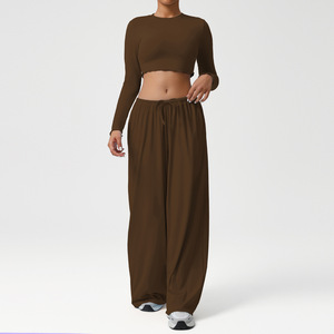 Conjuntos <span class=keywords><strong>de</strong></span> chándal <span class=keywords><strong>de</strong></span> 2 piezas para <span class=keywords><strong>mujer</strong></span> al por mayor, tallas grandes, lisos, con espalda cruzada y cuello en V, pantalones anchos sueltos y top corto con elástico frontal - Product Image 2