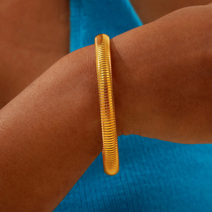 Pulsera elástica de <span class=keywords><strong>garganta</strong></span> de ganso personalizada para mujer, brazalete de placa ancha liso chapado en oro de acero inoxidable francés - Product Image 6