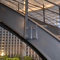 Escalier en colimaçon moderne en acier courbé avec marches métalliques et garde-corps à câbles, escalier commercial intérieur pour projet de bâtiment de bureaux