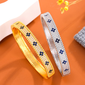 Pulsera de cristal para mujer de Europa del Este, con diseño de flores doradas y blancas, microincrustaciones, joyería de boda - Product Image 1