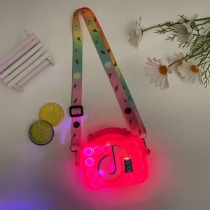 Borsa Fidget in Silicone con Luci LED e Giocattoli Antistress Pop <span class=keywords><strong>It</strong></span> TikTok - Product Image 6