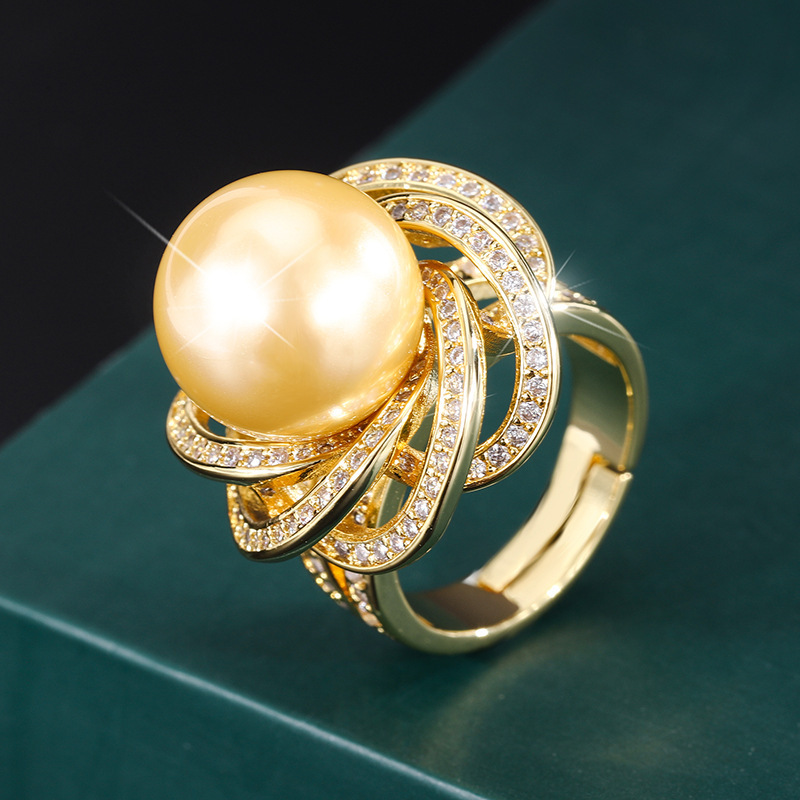Bague en or avec perles dorées