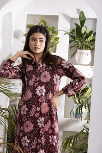 Vestido Camisero Estampado Color Granate de Manga Larga para Mujer, con Silueta en A, Detalle en el Cuello y Aberturas Laterales, para un Estilo Casual y Elegante - Product Image 5
