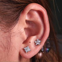 Boucles d'oreilles en titane zirconium ASTM F136, bijoux de piercing labret avec clous d'oreille plaqués or G23 de qualité implantable, en forme de fleur, vente en gros