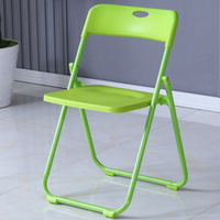 Chaise de camping pliante blanche moderne à dossier haut en plastique et en métal pour l'extérieur, l'école, le bureau, le jardin, les mariages, les hôtels et les événements.