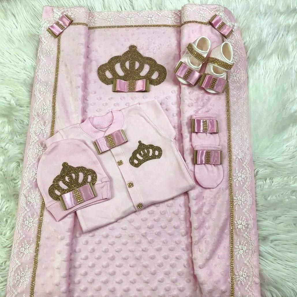 Couronne dorée à nœud carré poudré