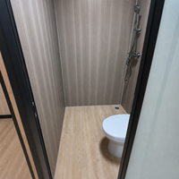 Cabine conteneur préfabriquée de 20 pieds à toit incliné, unité portable conforme aux normes européennes pour bureau de chantier et logement du personnel
