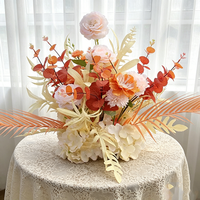 Offre Spéciale : Composition Florale Moderne pour Allée de Mariage avec Bouquet Central de Table