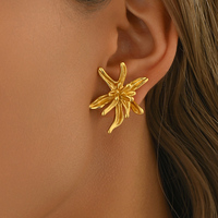 Boucles d'oreilles clous en acier inoxydable plaqué or motif fleur d'iris, boucles d'oreilles florales irrégulières pour femmes, bijoux tendance en gros
