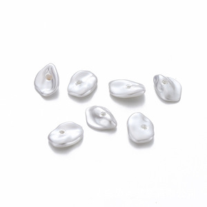 Flocons de perles en résine plastique blanche de forme baroque irrégulière pour la fabrication de bijoux, 8mm, 10 pièces - Product Image 3