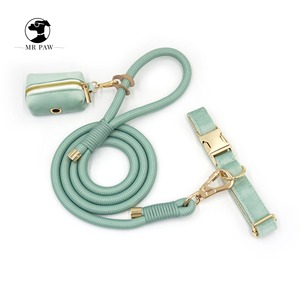 Collier pour chien en velours doux écologique, laisse en polyester couleur sauge, porte-sac à déjections canines doré tendance, DEM/DOM disponible - Product Image 1