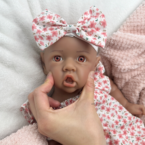 URCHOICE silicona sólida completa 18 ''silicona reborn bebé ojos abiertos Reborn bebé piel oscura mejillas <span class=keywords><strong>gorditas</strong></span> niña para niños pequeños - Product Image 3