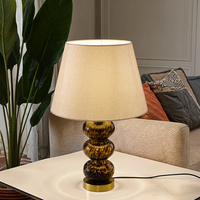 Lampe de table électrique LED moderne nordique simple, à succès, avec douille E27, logo personnalisé, base en verre et abat-jour en tissu, vente en gros disponible