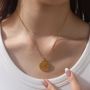 Collar con colgante de estrella redonda de acero inoxidable, chapado en oro de 18 quilates, joyería sencilla y moderna para mujer - Product Image 4