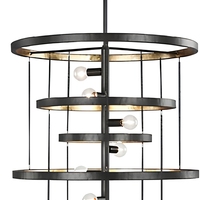 Lustre à anneaux superposés noir Cano Lighting, anneaux métalliques avec intérieur doré sur un pied vertical, luminaire de plafond moderne et industriel